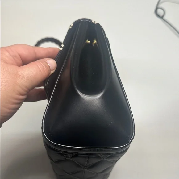 Louis Vuitton - Picture 3 of 8